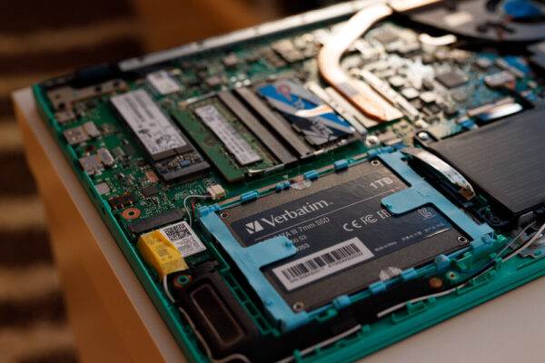 Verbatim Vi550 S3 SSD 1TB (2) Verbatim Vi550 S3 SSD 1TB 2 medium